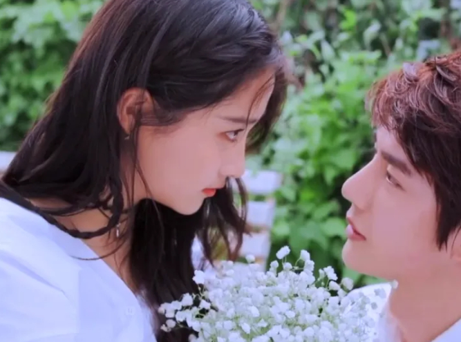 王一博关晓彤"亲密照"曝光!两人共喝一杯饮料,鹿晗评论区炸了