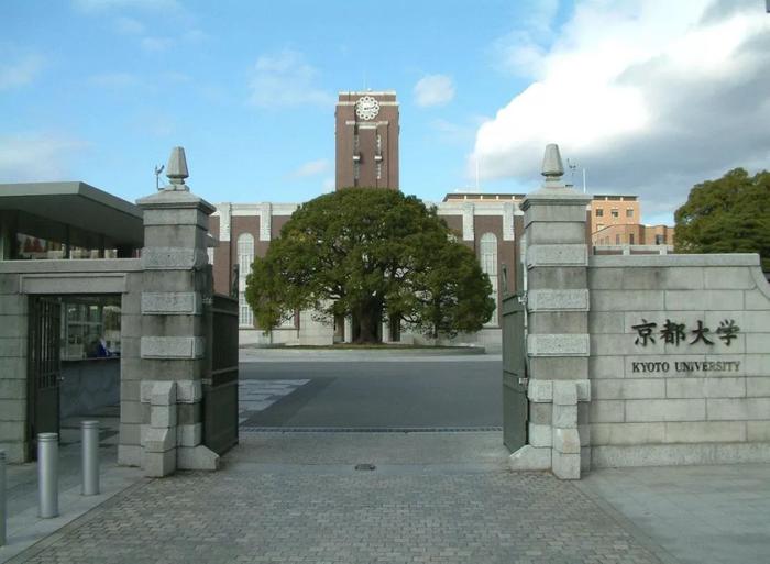 学生们打架斗殴、宿舍厕所男女公用，这个烂到学校都没法管的宿舍究竟是如何培养出诺奖得主的？