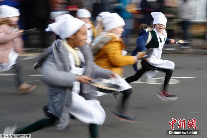 英国举办摊煎饼赛跑大赛 参赛者一路狂奔不忘颠锅英国举办摊煎饼赛跑大赛 参赛者一路狂奔不忘颠锅