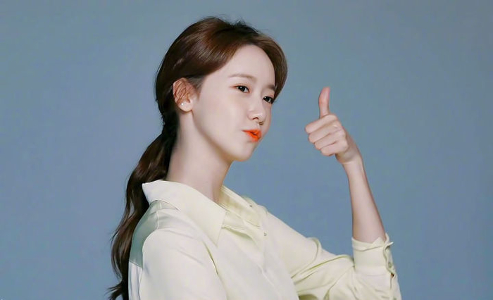 马尾辫是大家耳熟能详的发型,今年复工比较流行"低马尾扎发",简单又