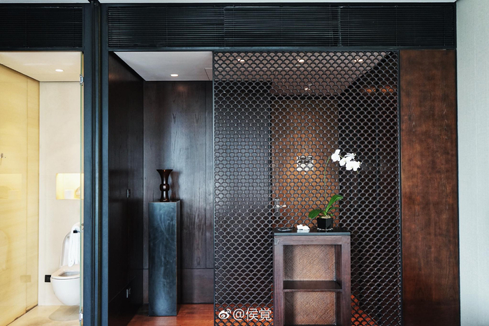 上海璞丽酒店的设计精髓都在入口与大堂。酒店在静安寺商圈闹中取静