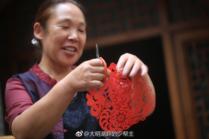 剪纸也可以边唱边剪？在陕州地坑院|剪纸|地坑|物质文化遗产|黄亮|美名_新浪新闻