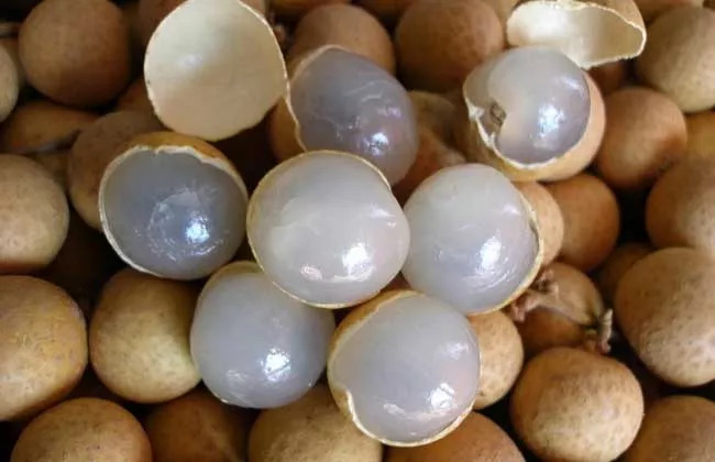 龙眼也是水果中热量和糖分较高的，同样吃多也会上火。