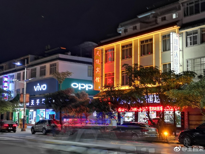 夜逛凤庆城,沿滇红南路走了两公里
