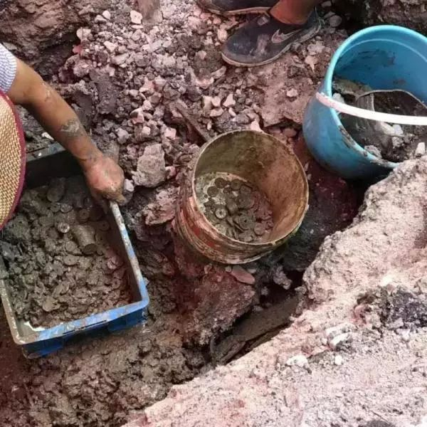 浙江这条路上挖出北宋珍宝!有人抓起来就跑...