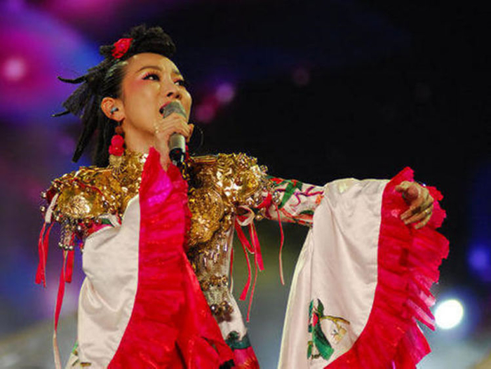 曾以周鹏这个原名两次上过春晚,而她的那两首歌曲大家应该都是听过的