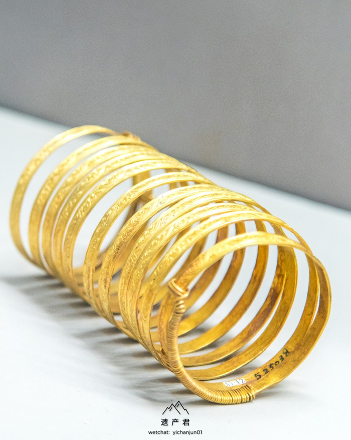 湖北省博物馆藏· 明代金镶宝石镯和金圆形金钑花钏|湖北省博物馆|宝石|梁庄王墓|金钏|金镯_新浪新闻