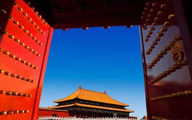 明清皇宫侍卫和太监都是男人,为何同出入皇宫,侍卫不用宫刑?_新浪新闻