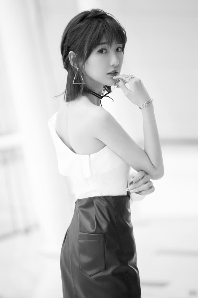 毛晓彤越来越会玩了穿皮裙秀曲线网友陈翔看了估计得哭
