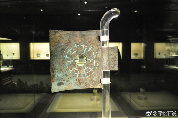 钺 （yuè） 古代兵器形似板斧，青铜或铁制成
