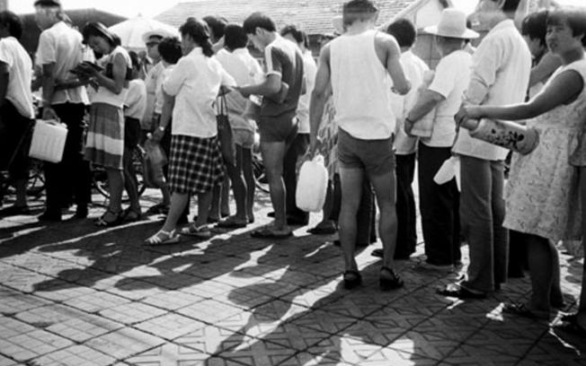 70年代中国老照片,那时人们看起来精神振奋,最后一张让人怀念|年代|小人书|老照片|精神|街边_新浪新闻