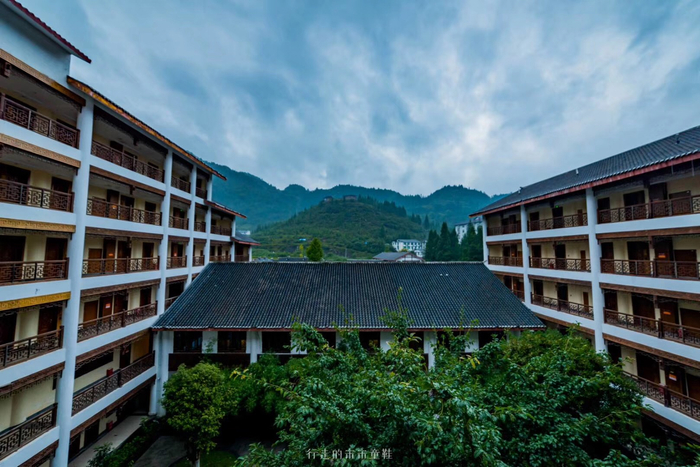 入住彭水阿依河仁义酒店,每晚有花样的表演和热闹的篝火晚会