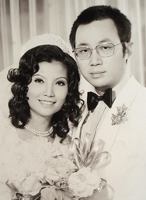 如今74岁的影坛冷面笑匠许冠文,和老婆郑洁英结婚45年,平时上街都是