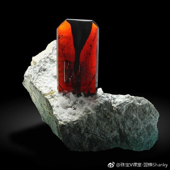 板钛矿是二氧化钛的另一种同质异象矿物