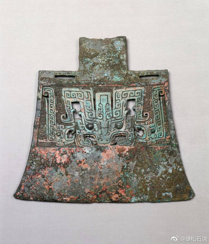 钺 (yuè) 古代兵器形似板斧,青铜或铁制成