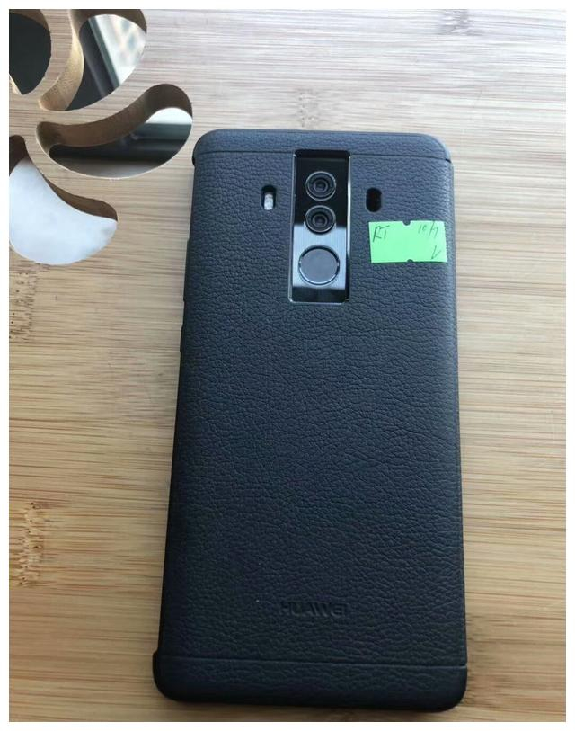 华为mate10pro保时捷版,搭配的居中竖列排放的设计,双摄像头 后置指纹