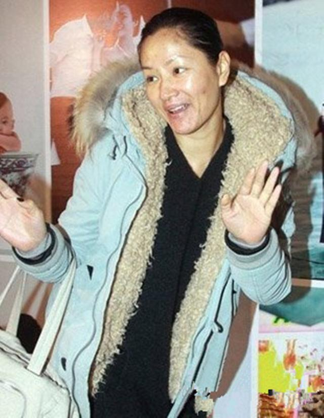 46岁的瞿颖亮相机场，皮肤蜡黄满脸痘见媒体就跑，女神这是怎么了_新浪新闻