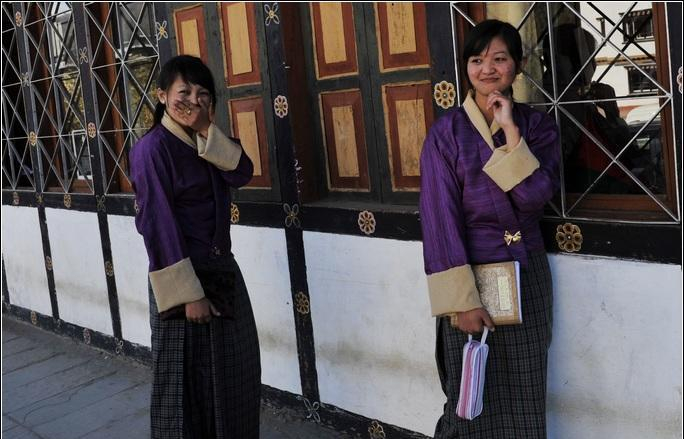 我国一接壤邻国, 对外关系受印度指导, 女性地位高一女可侍二夫!__财经头条__新浪财经