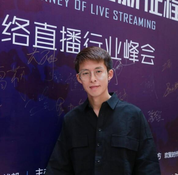 曾经经受住大风大浪的三位YY主播 谁能支撑起“一哥”这个称号|_新浪娱乐_新浪新闻