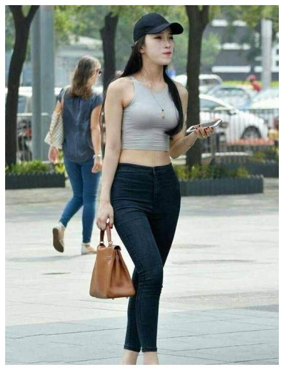 街拍: 辣妈展现性感魅力, 低胸装藏不住丰满好身材|小姐姐|身材|下身_新浪新闻