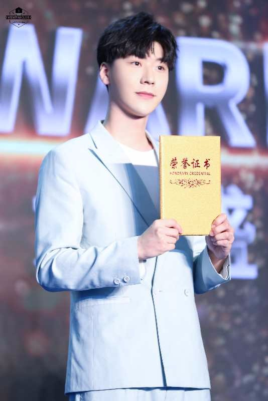18.6.6丝路凝聚力盛典王博文获得“丝路优秀青年歌手”奖项