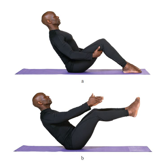 起始姿势：从高位坐姿开始，双膝弯曲，双手扶在大腿后侧。