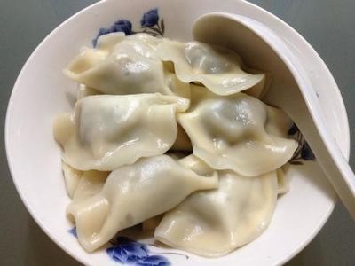 煮餃子時,用熱水還是冷水?很多人都做錯,難怪餃子會