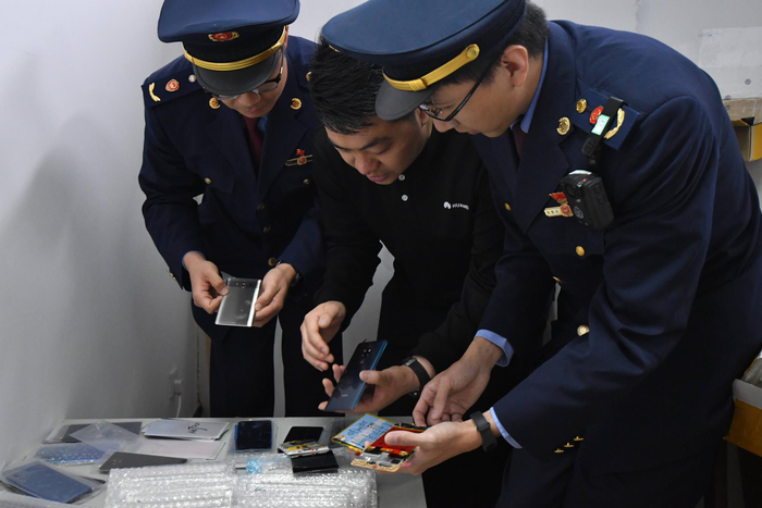 执法人员查扣各类侵权手机配件208件。图/东城区市场监督管理局