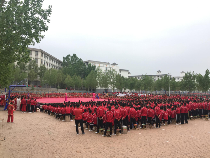 4月19日，登封某武校内正在进行武艺展示。&nbsp; 新京报记者&nbsp;张惠兰&nbsp;摄