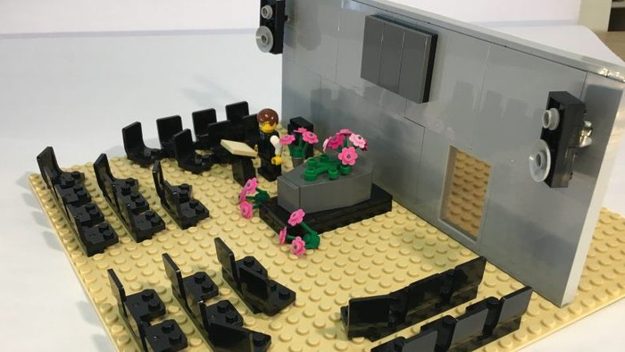 理查德的商店展示出用乐高积木制作的葬礼玩具。