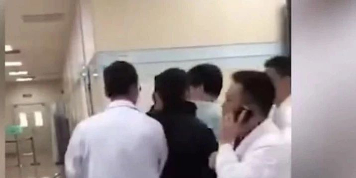 医生被警察铐走最新!双方都自认欠妥