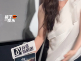 邓恩熙主动让座显暖心