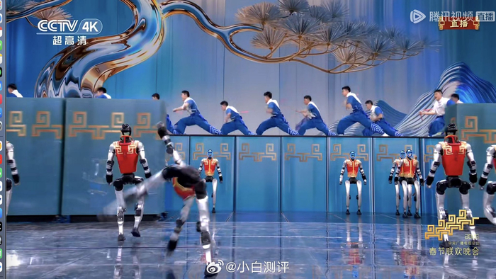春晚宇树机器人表演武术动作灵活整齐偶有落地不稳|春节联欢晚会|小品|醉拳|松延动力|节目_新浪娱乐_新浪新闻