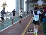 朴灿烈街头偶遇骑行乐团，主动帮忙推车