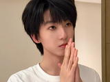 杨博文晒睡前营业照穿白T出镜