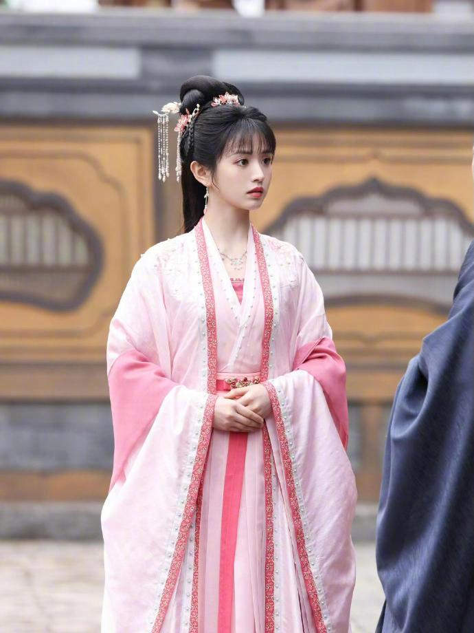 田曦薇古装角色多变,从甜妹李薇到猫妖武祯|卿卿日常|子夜归|大奉打更人|流量剧|穿越_新浪新闻