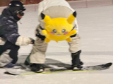 王安宇雪场晒皮卡丘造型自嘲小白