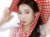 魏哲鸣张艺凡游戏互动十指紧扣显自然