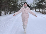 刘浩存雪地穿粉色兔装奔跑