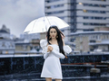 杨幂迪丽热巴等女星撑伞照曝光，雨中氛围感十足
