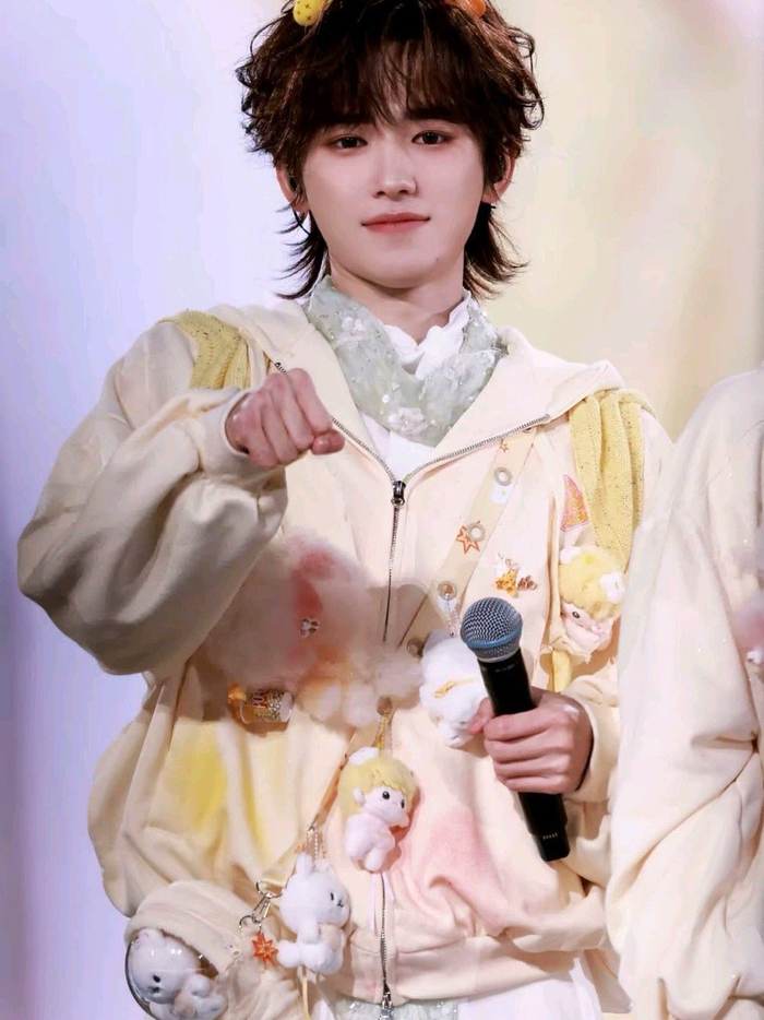 宋亚轩头像背景使用自己表情包