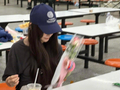 杨颖低调现身上海国际学校义卖会，陪伴儿子小海绵全程参与