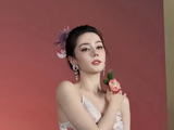 迪丽热巴花卉丝绒裙亮相