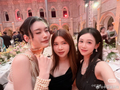 特步二公主丁佳敏参加奚梦瑶婚礼，晒合影称同天结婚纪念日是缘分
