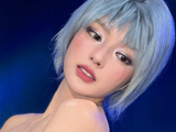 王亚飞为徐若晗打造冷调冰原雪闪妆