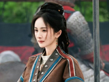 杨幂荆钗布裙造型曝光，素雅难掩国色
