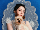 迪丽热巴34岁生日大片曝光，抱狗狗合照画面温馨