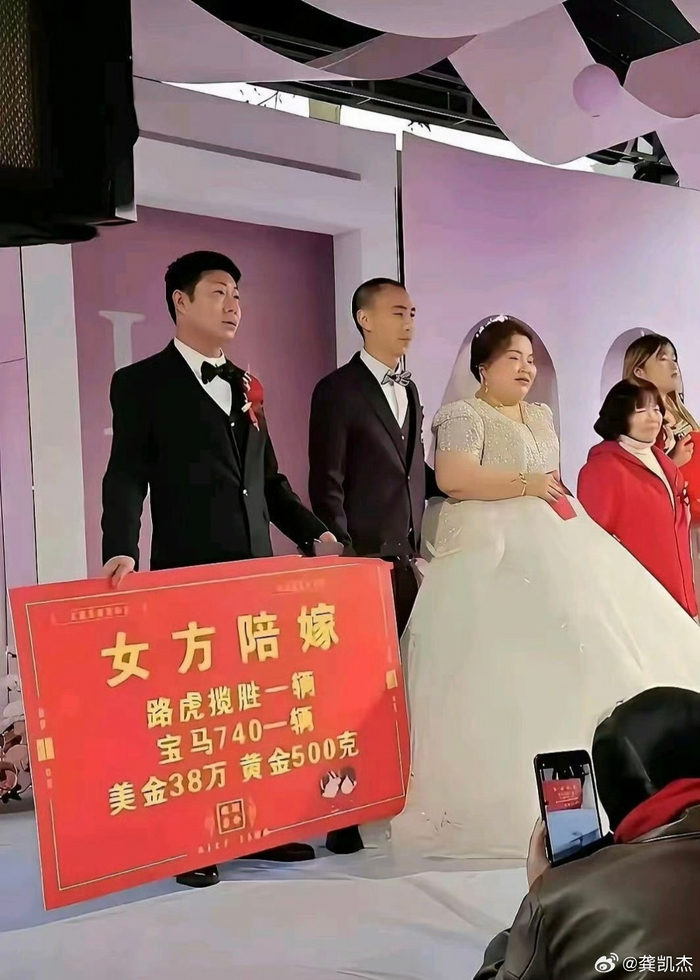 两男子幸福度对比引思考