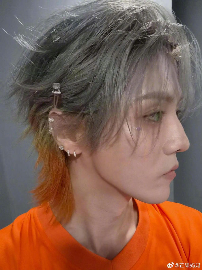 鹿晗侧颜自拍引热议,网友赞其完美适合群头像