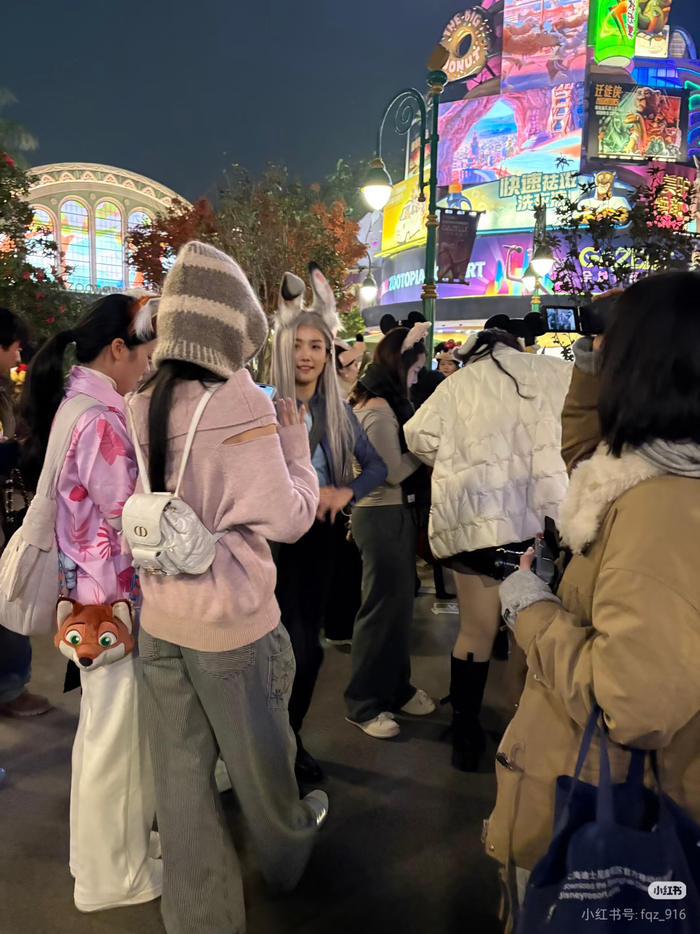 卢昱晓上海迪士尼cos朱迪引网友围观__财经头条__新浪财经